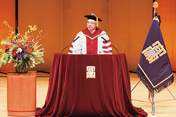 式辞を述べる仲谷善雄学長