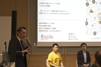 本学食マネジメント学部の紹介をする田中伸弥（食マネジメント学部事務室事務長）