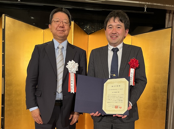 5月18日に行われた授賞式の様子 金子健太郎教授（写真右）