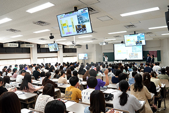 熱心にトークセッションを聞き入る受講生