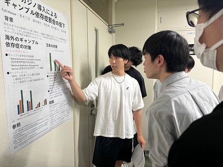 基礎演習・３クラス合同ポスター発表会を行いました
