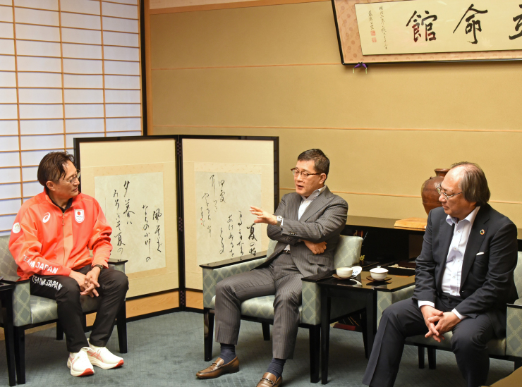 左：馬淵崇英氏、中央：森島朋三理事長、右：仲谷善雄総長
