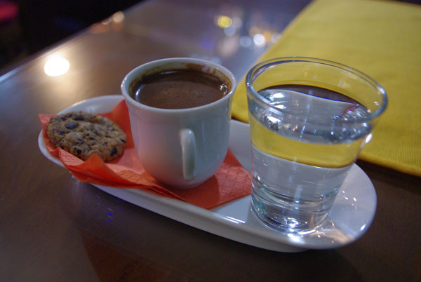 テヘランのカフェで供されたトルコ式コーヒー
