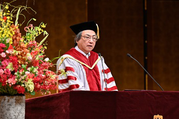 式辞を述べる仲谷善雄学長