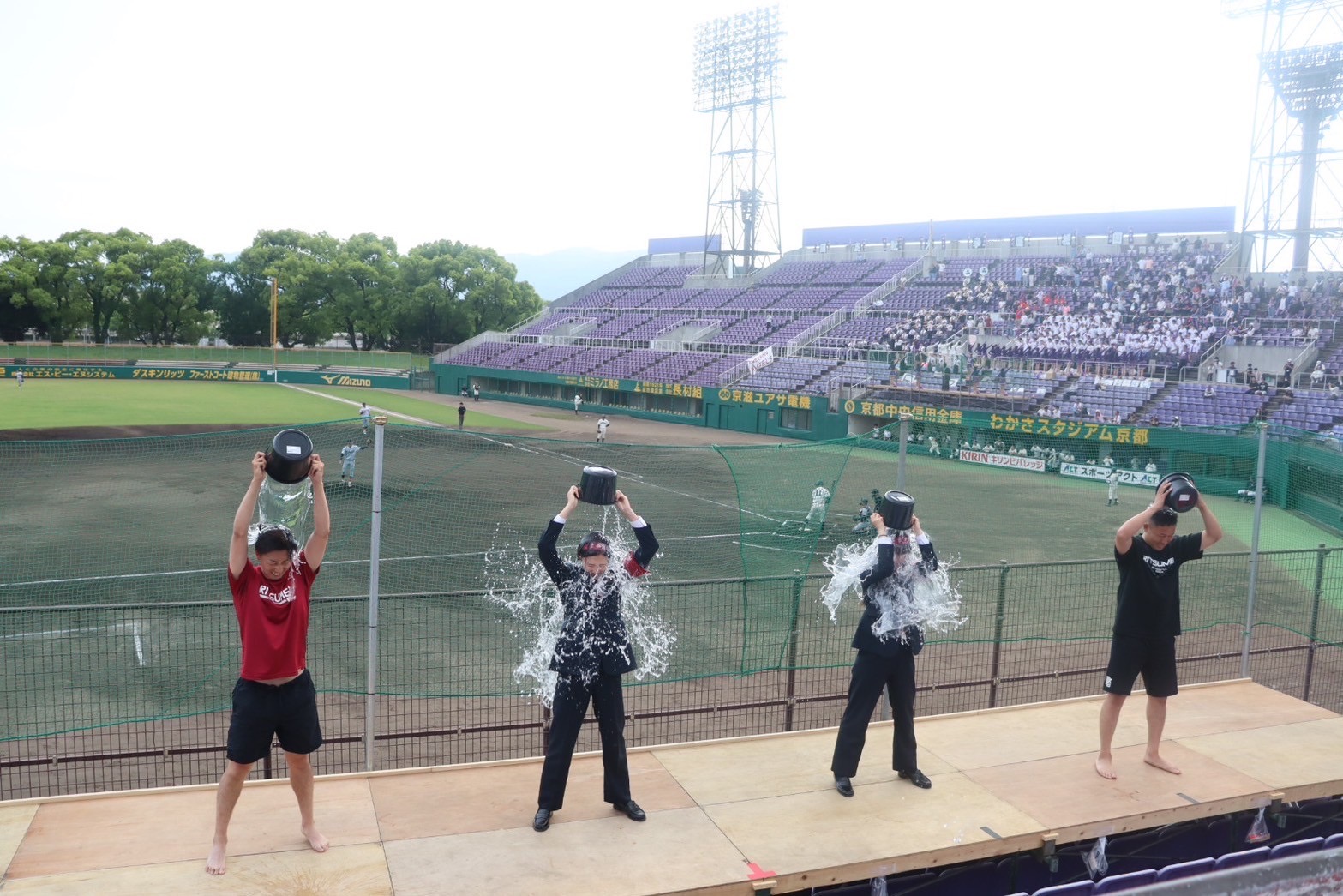応援の気合いれのため立同戦にて水を被っている野球部部員と応援団