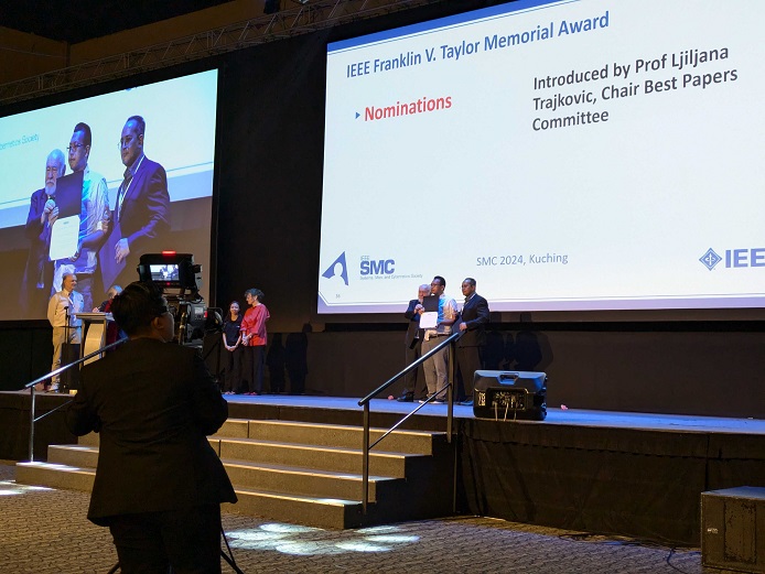 長谷川翔一さん_Best Paper Award受賞写真