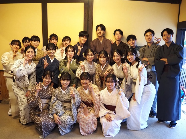 寺脇ゼミが着物姿で「八幡キモノコレクション」を開催！
