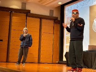 (右)ダースレイダーさんと(左)ハンガーさん