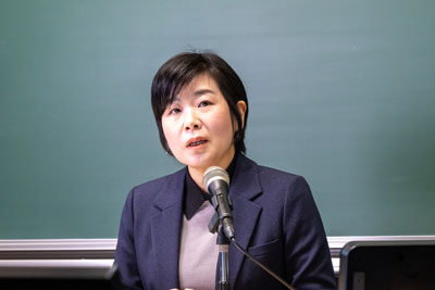 報告を行う辻本登志子先生