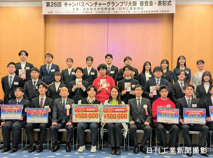 写真中央：キム・ヒョンウンさん（大阪大会で最優秀賞受賞時の様子）