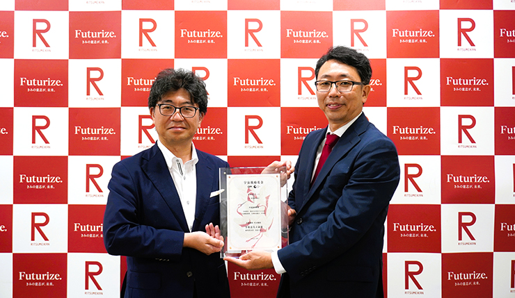盾の贈呈（写真左から角南 篤 氏、佐伯和人教授）
