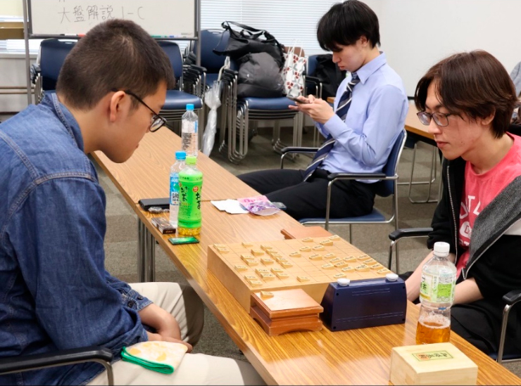 対局中の竹田さん（左）
