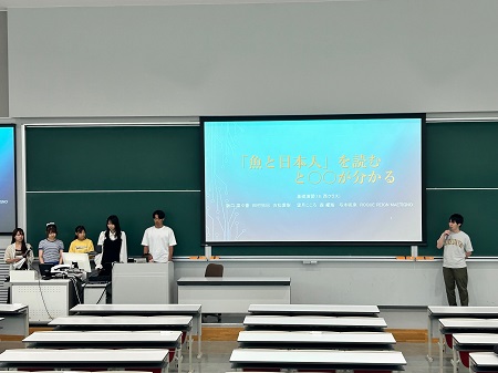 1回生「基礎演習」で合同ブック・プレゼンを実施
