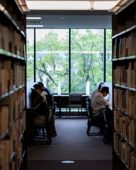 図書館で過ごす学生たち  