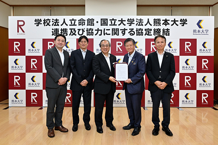 左から、金子健太郎（立命館大学 半導体応用研究センター長）、三宅雅人（立命館大学 副学長）、仲谷善雄（学校法人立命館 総長）、小川久雄（国立大学法人熊本大学 学長）、富澤一仁（国立大学法人熊本大学 理事）