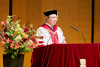 式辞を述べる仲谷善雄学長