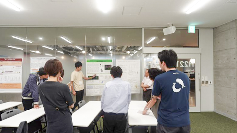 参加者によるポスター発表と相互講評の様子