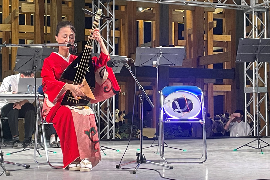 琵琶とエレクトロニクス音の共演の様子