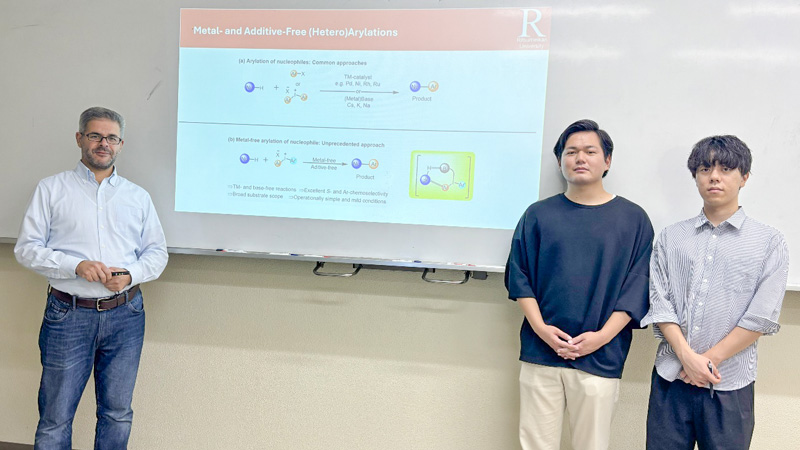 Discussing the current project with Master’s and PhD students.