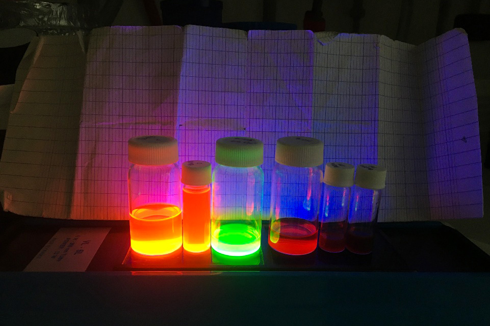 Semiconducting nanocrystal suspensions illuminated under UV light