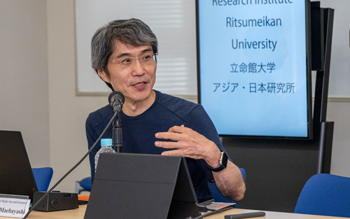 発表を行う前林明次教授