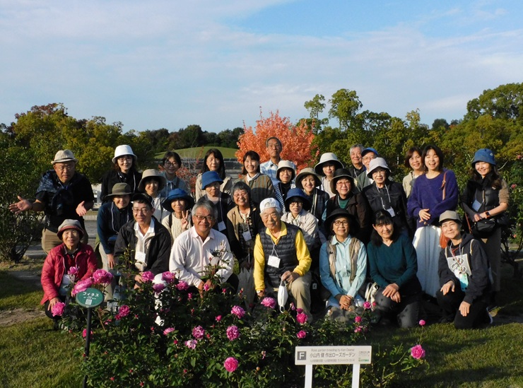 京阪園芸の小山内さんプロデュースのガーデンで集合写真を撮りました！「ハイ！ローズ！」