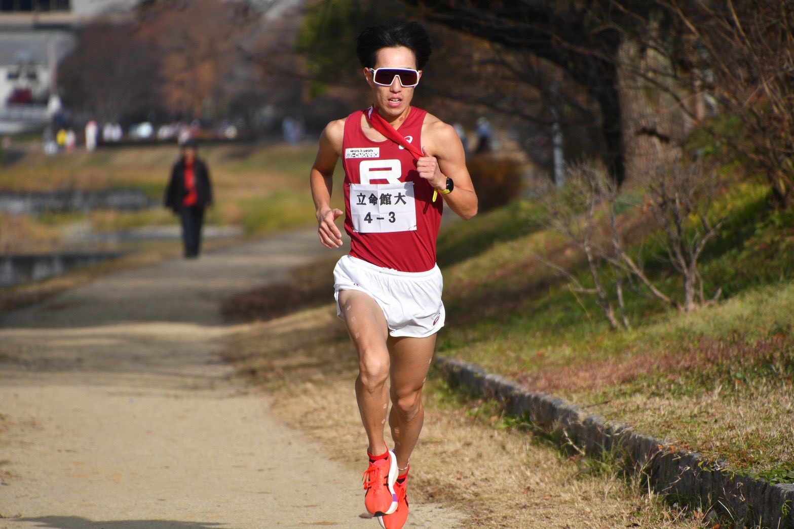 トップを走る主将茶木涼介選手  