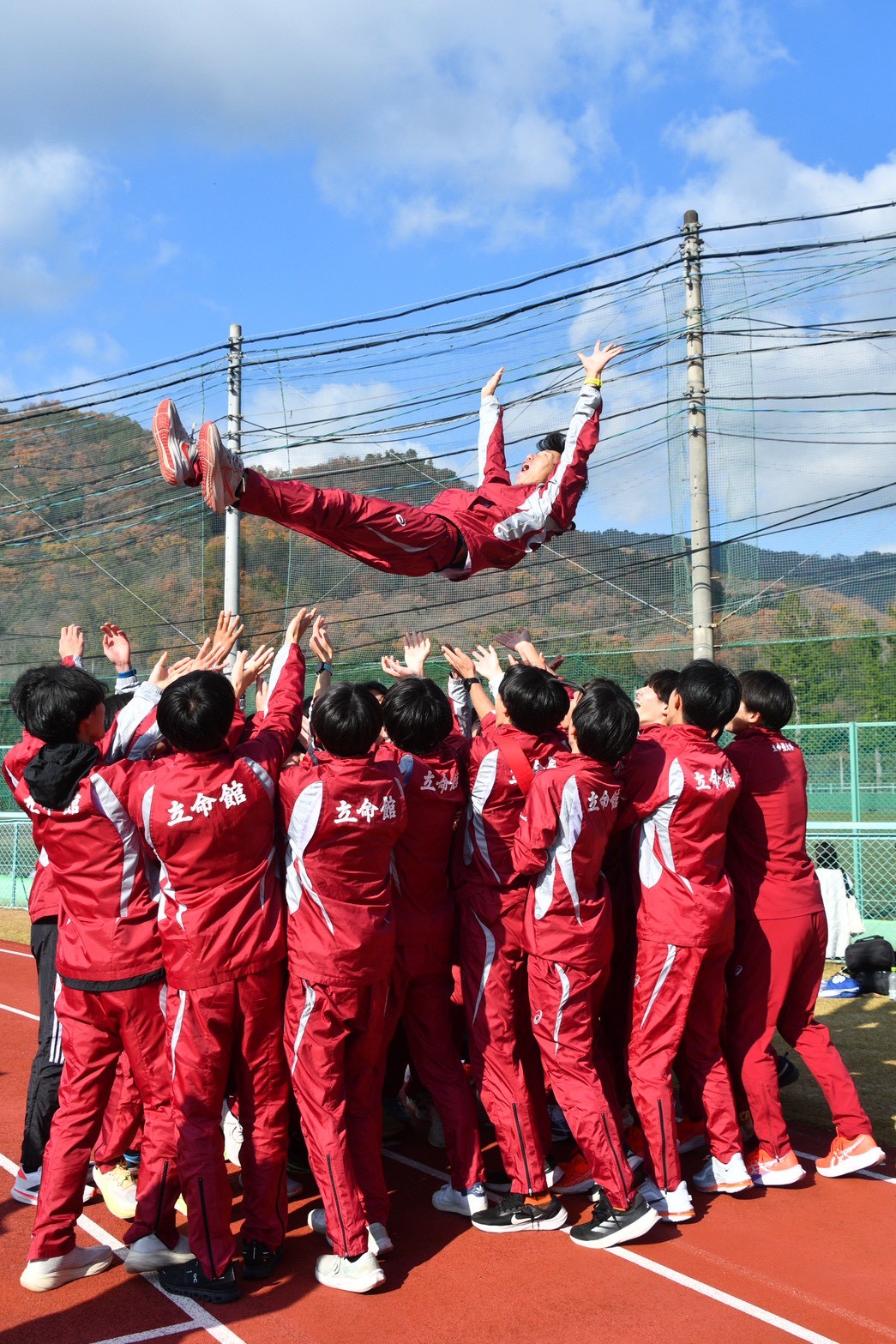 茶木主将を胴上げ