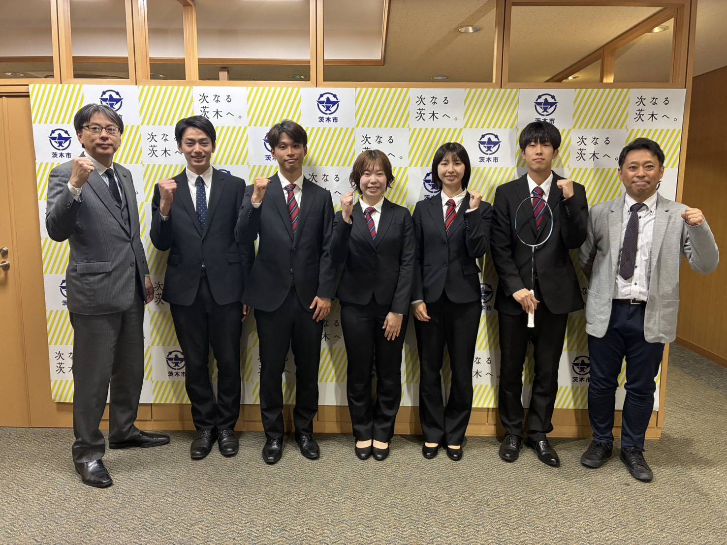 バドミントン部茨木市長表敬訪問（左から１人目茨木市長、左から２人目久保⽥ ⾼徳さん（⽂学部4回生））