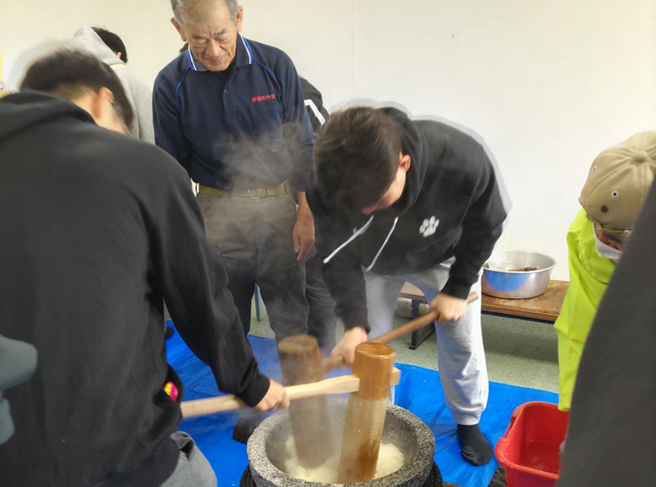 お餅つきの様子