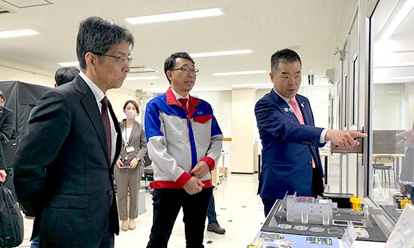 三日月知事による実験室視察の様子