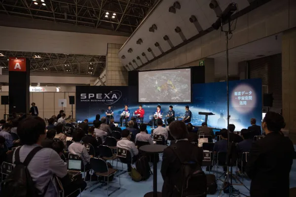 カンファレンス登壇の様子1