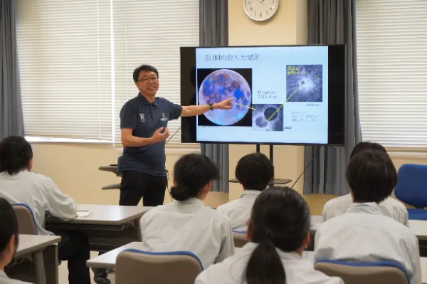 月科学と月探査の最前線を説明する佐伯教授