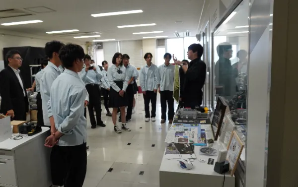 マルチバンド分光カメラについて説明する仲内助教