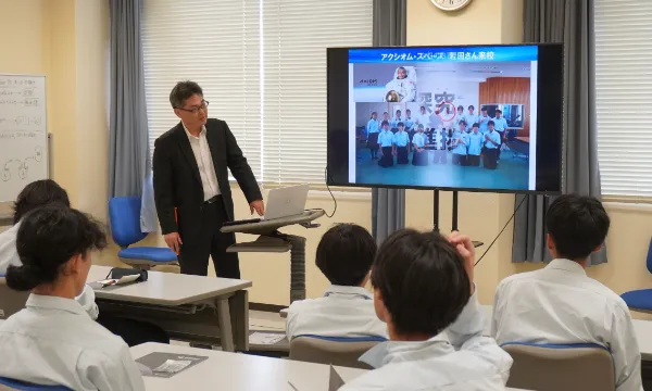 宇宙探究コースを紹介する藤島先生