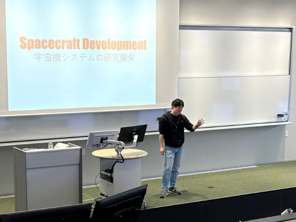 ワークショップの講師役を務める湊教授