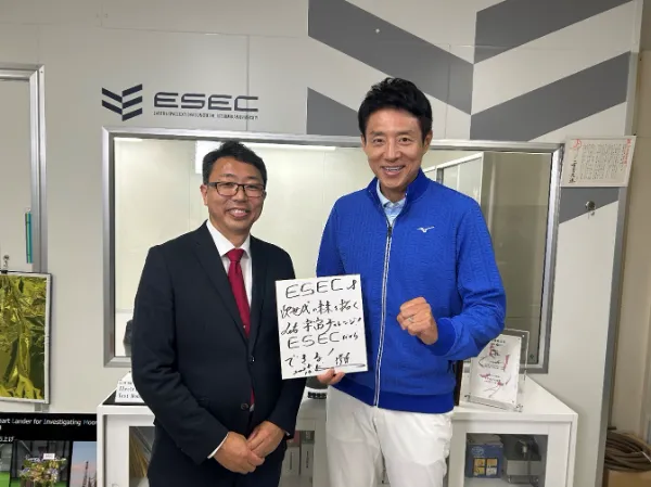 収録後 月惑星探査実験室での記念写真 佐伯教授と松岡修造氏