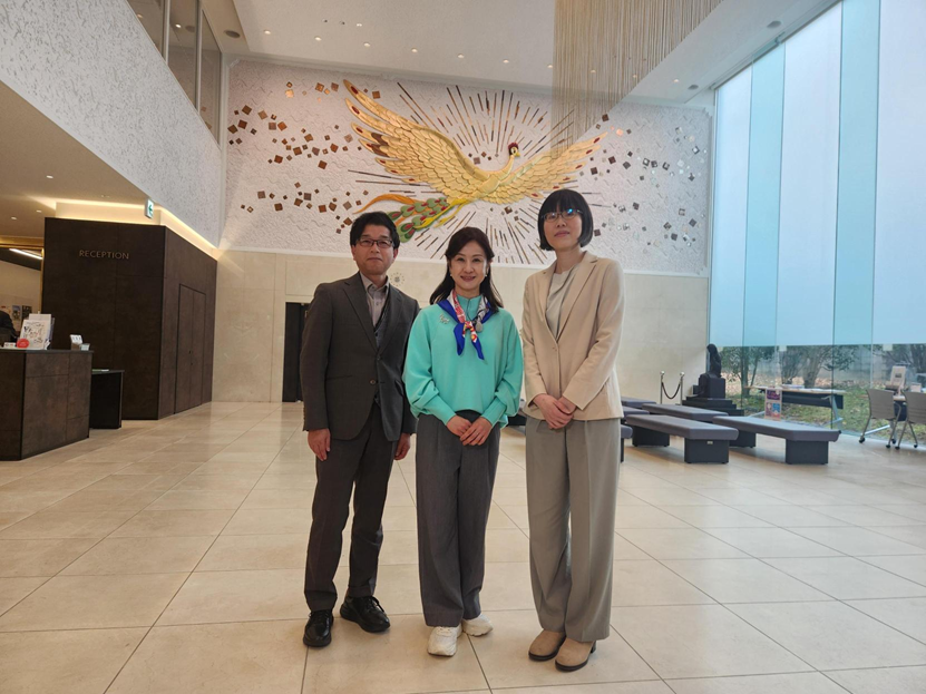 小林綾子氏　国際平和ミュージアムのエントランスにて