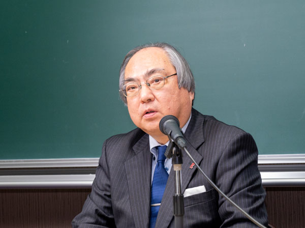 開会挨拶を行う仲谷善雄総長
