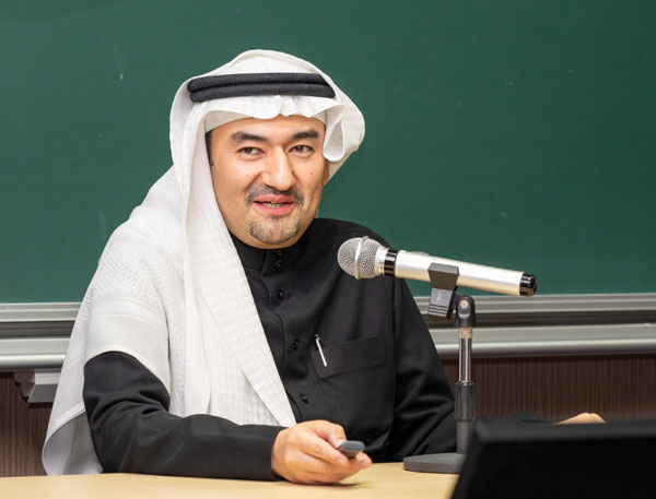 基調講演を行うイサム・ブカーリ氏