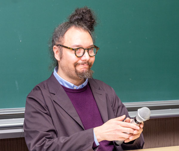 発表を行うスティービー・スアン先生