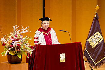 式辞を述べる仲谷善雄学長