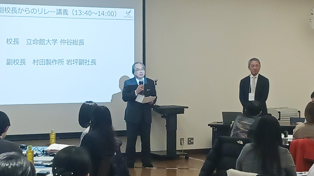 校長講義 立命館大学 仲谷総長の様子