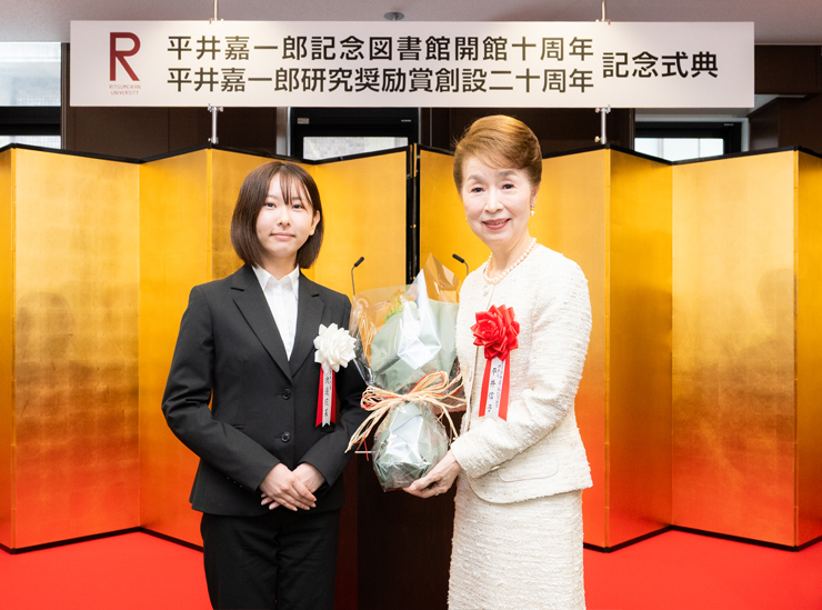 学生代表から花束を受け取る平井信子様