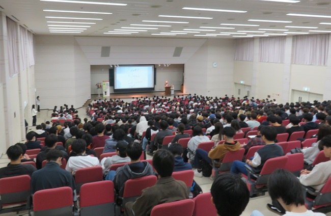 池上彰氏を迎え、経済学部特別講演会「今、日本、世界でなにがおきているのか？」を開催