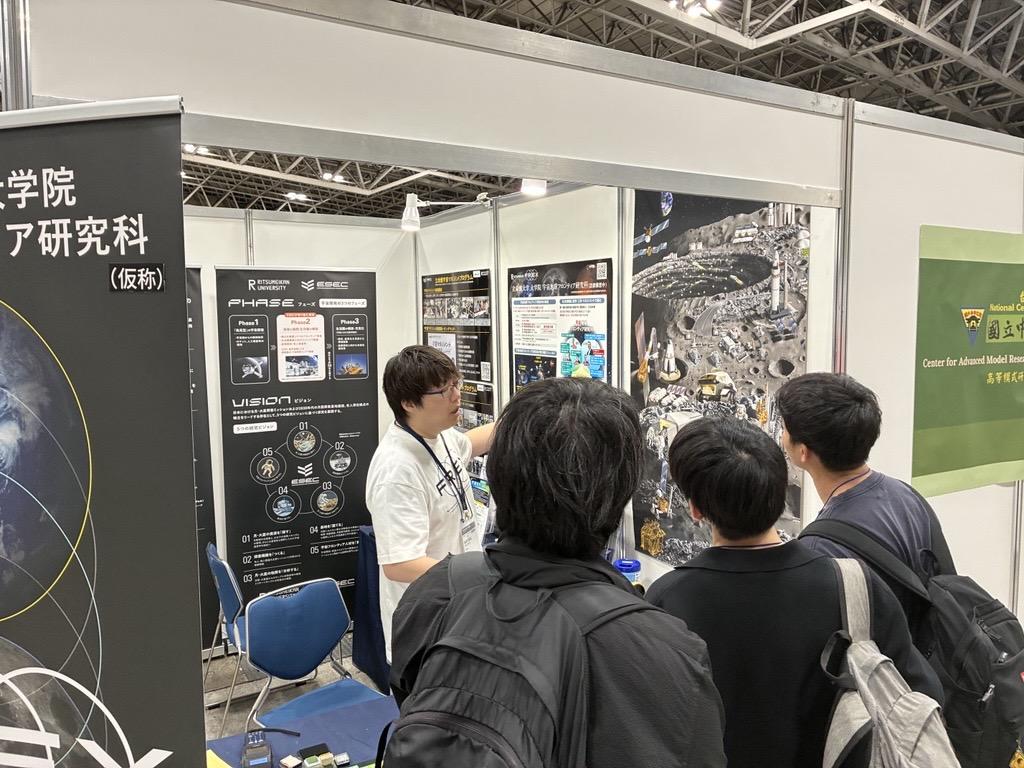 “立命館大学月面未来絵巻”を使って説明する仲内悠祐准教授（左手奥）