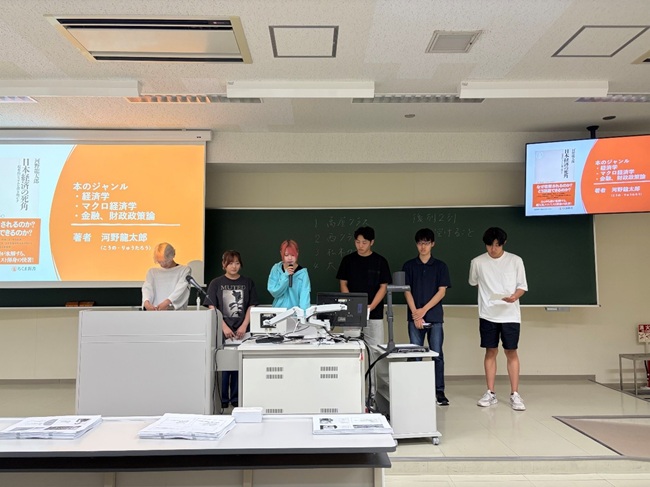1回生「基礎演習」で合同ブック・プレゼンを実施