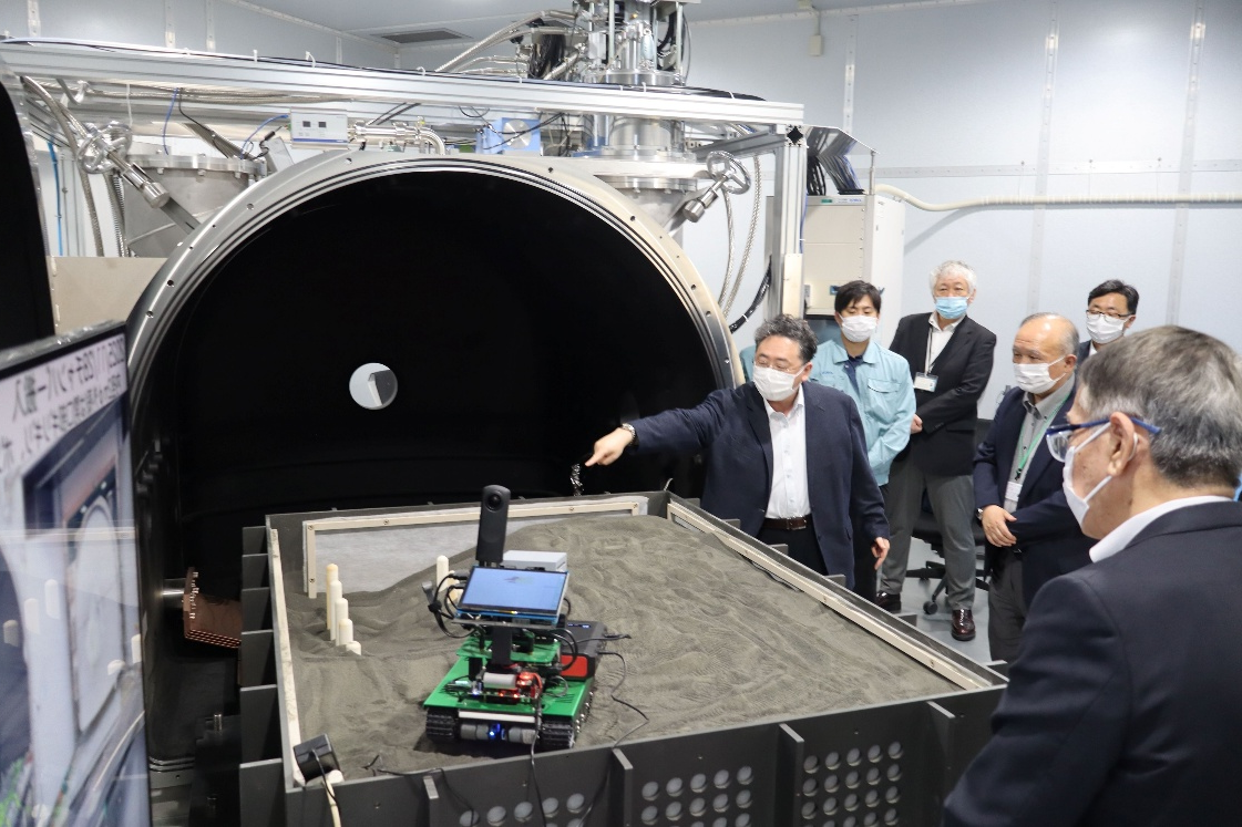 レゴリス静電浮遊チャンバーの説明をする会津大学 出村教授