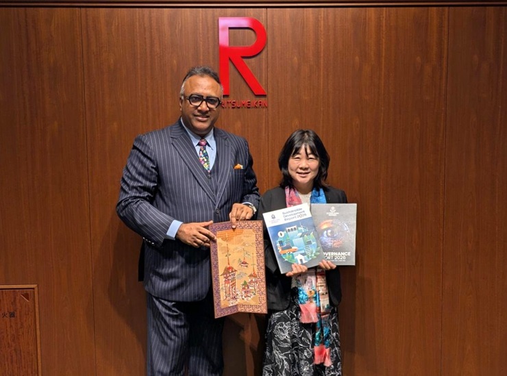 O.P. Jindal Global UniversityのFounding Vice Chancellor、C. Raj Kumar教授と、本学の小川さやか副総長