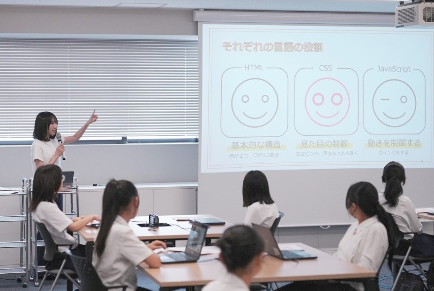 女子中学生がプログラミングに挑戦！大学院生が講師を務めるプログラミング講座を開催